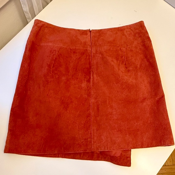 ❣️BNWOT❣️ 100% Leather Asymmetrical Forever 21 Contemporary Mini Skirt Size S - Picture 2 of 7